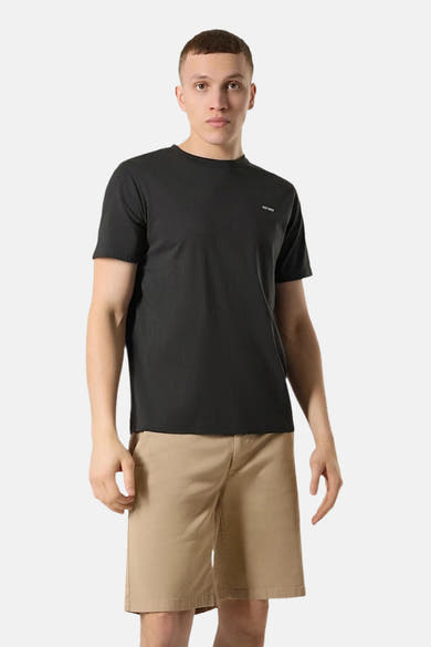 T-shirt noir à manches courtes d'ANTWRP, porté avec un short beige uni.