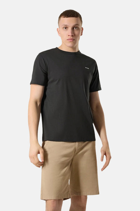 Zwart T-shirt met korte mouwen van ANTWRP, gedragen met een effen beige korte broek.