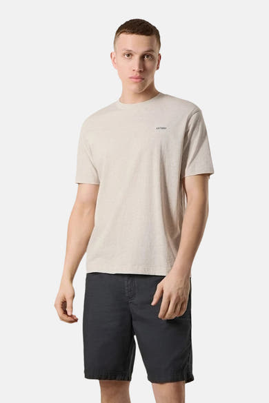 T-shirt beige à manches courtes de ANTWRP, porté avec un short noir uni.
