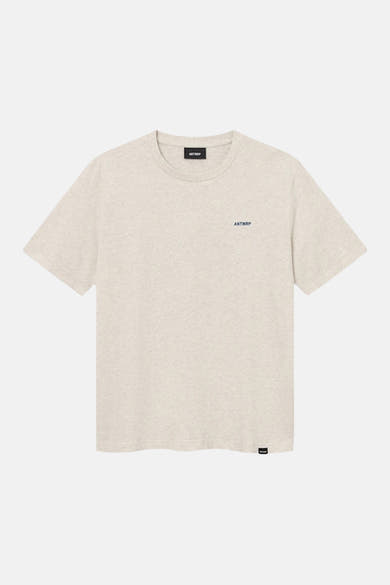 T-shirt beige à manches courtes de ANTWRP, avec logo discret sur la poitrine et étiquette logotypée en bas.