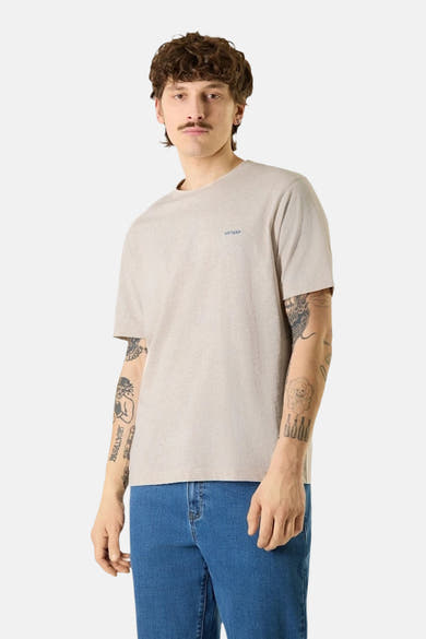 T-shirt beige de ANTWRP, manches courtes, porté avec un jean bleu.