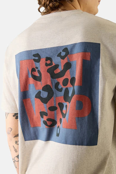 T-shirt beige à manches courtes de ANTWRP, avec motif léopard sur fond bleu au dos.

