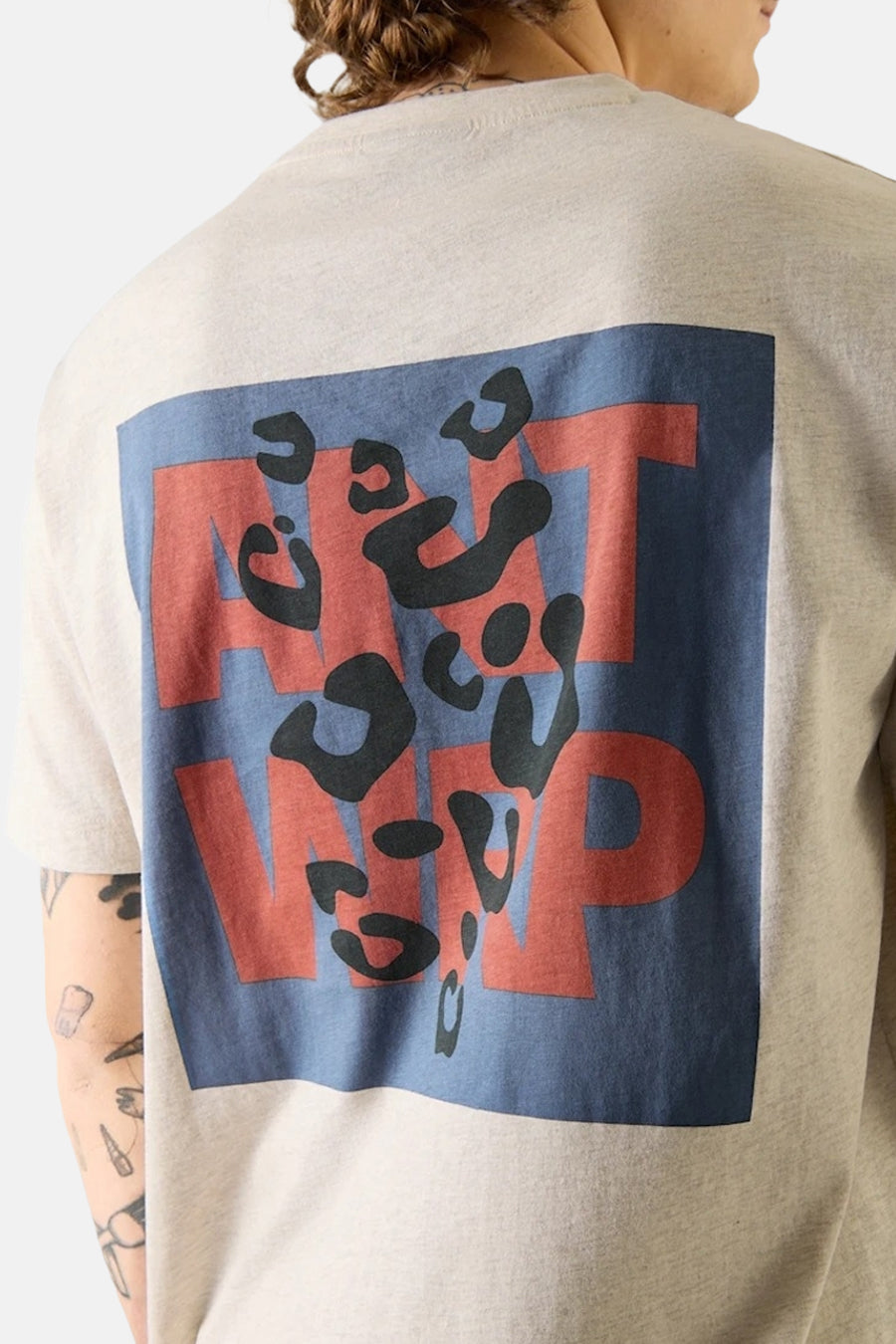 T-shirt beige à manches courtes de ANTWRP, avec motif léopard sur fond bleu au dos.
