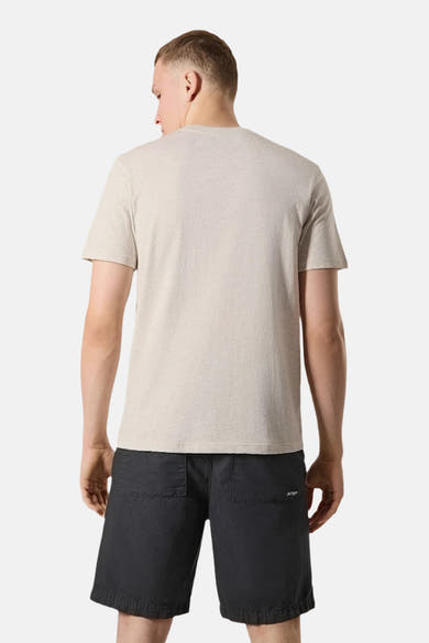 T-shirt beige à manches courtes par ANTWRP, vu de dos, porté avec un short noir.