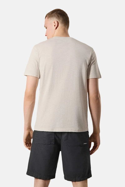 T-shirt beige à manches courtes par ANTWRP, vu de dos, porté avec un short noir.