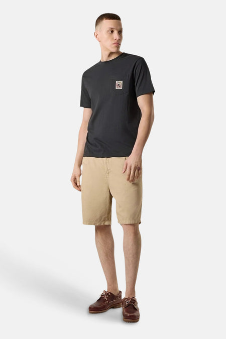 Zwart T-shirt van ANTWRP, achterkant, gedragen met een beige canvas short.