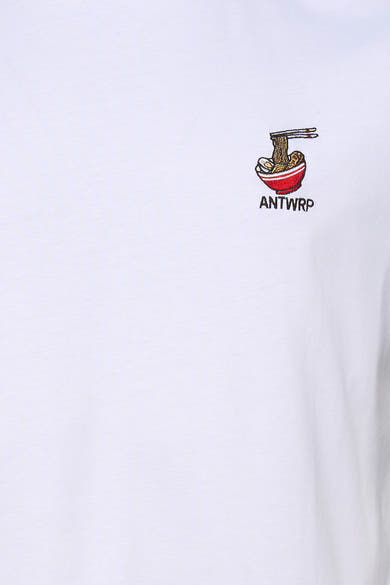 T-shirt à manches courtes blanc d'ANTWRP, avec un bol de ramen brodé sur le devant.
