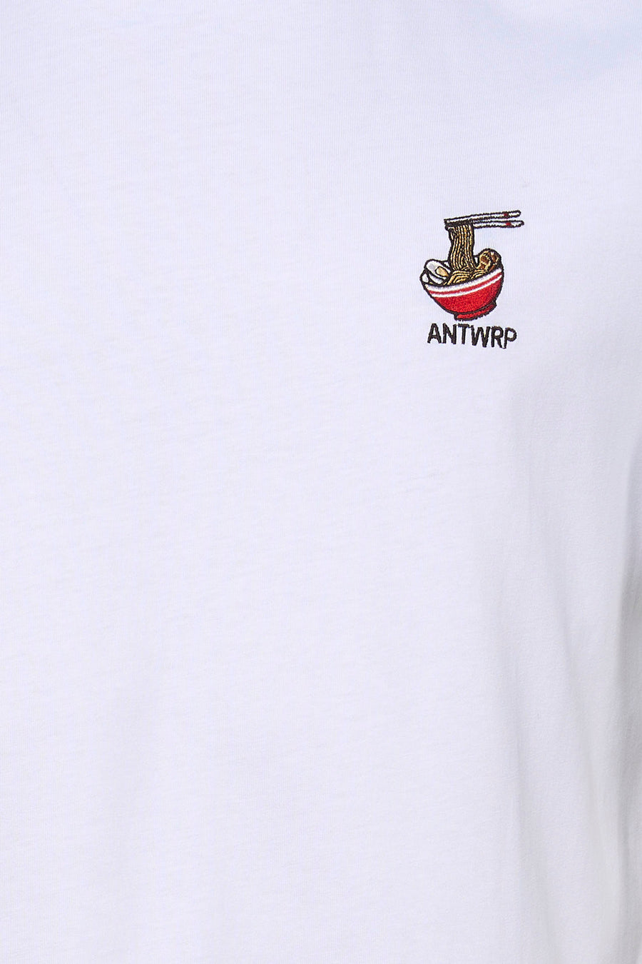 T-shirt à manches courtes blanc d'ANTWRP, avec un bol de ramen brodé sur le devant.
