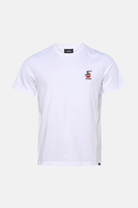 Wit T-shirt met korte mouwen van ANTWRP, met een geborduurd patroon en gedragen met een grijze jeans en beige sneakers.