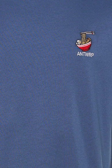 T-shirt bleu à manches courtes de ANTWRP avec broderie bol de ramen et texte.
