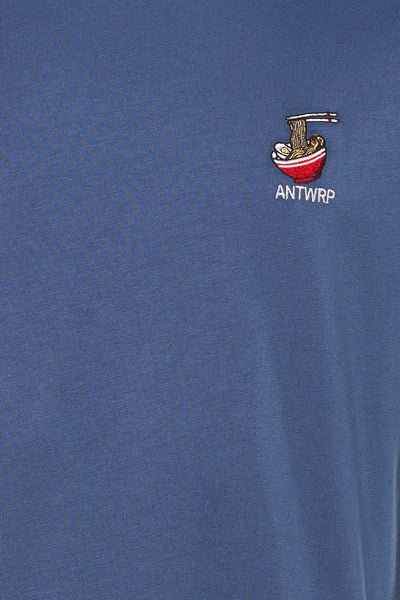 T-shirt bleu à manches courtes de ANTWRP avec broderie bol de ramen et texte.
