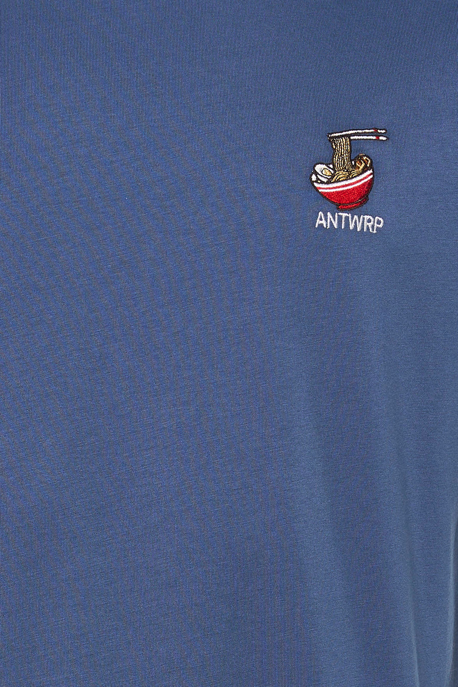 T-shirt bleu à manches courtes de ANTWRP avec broderie bol de ramen et texte.