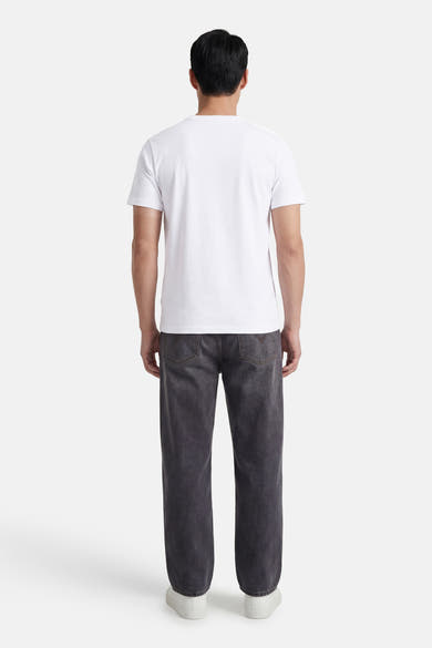 T-shirt à manches courtes blanc de ANTWRP, porté avec un jean délavé et des baskets blanches, vue de dos.