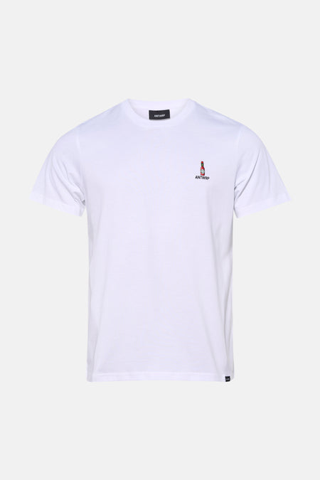 T-shirt blanc à manches courtes de ANTWRP avec un motif bouteille sur la poitrine.