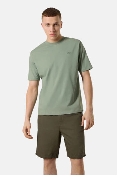 T-shirt à manches courtes vert par ANTWRP, porté avec un short kaki uni, coupe décontractée.