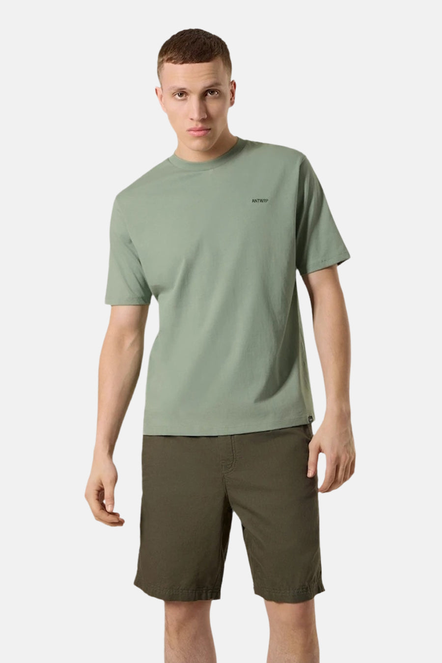 T-shirt à manches courtes vert par ANTWRP, porté avec un short kaki uni, coupe décontractée.