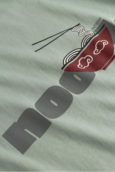 T-shirt vert à manches courtes d'ANTWRP, avec un motif de bol de nouilles et l'inscription "NOD".