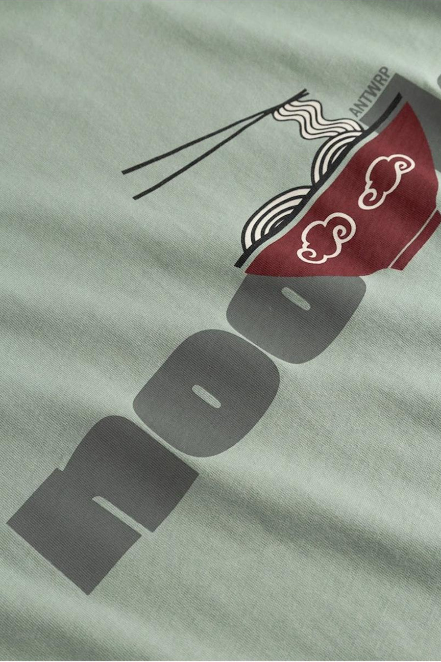 T-shirt vert à manches courtes d'ANTWRP, avec un motif de bol de nouilles et l'inscription "NOD".