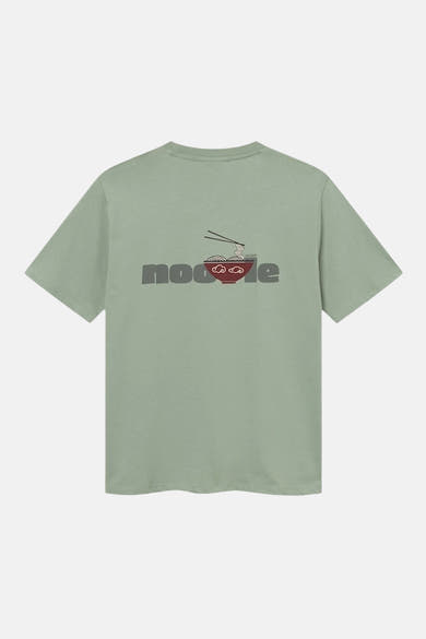 T-shirt à manches courtes vert de ANTWRP, avec un motif de bol de nouilles et l'inscription "noodle" au dos.