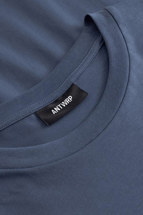 T-shirt bleu à manches courtes de ANTWRP, avec étiquette noire au col.
