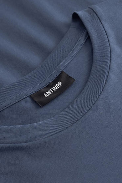 T-shirt bleu à manches courtes de ANTWRP, avec étiquette noire au col.
