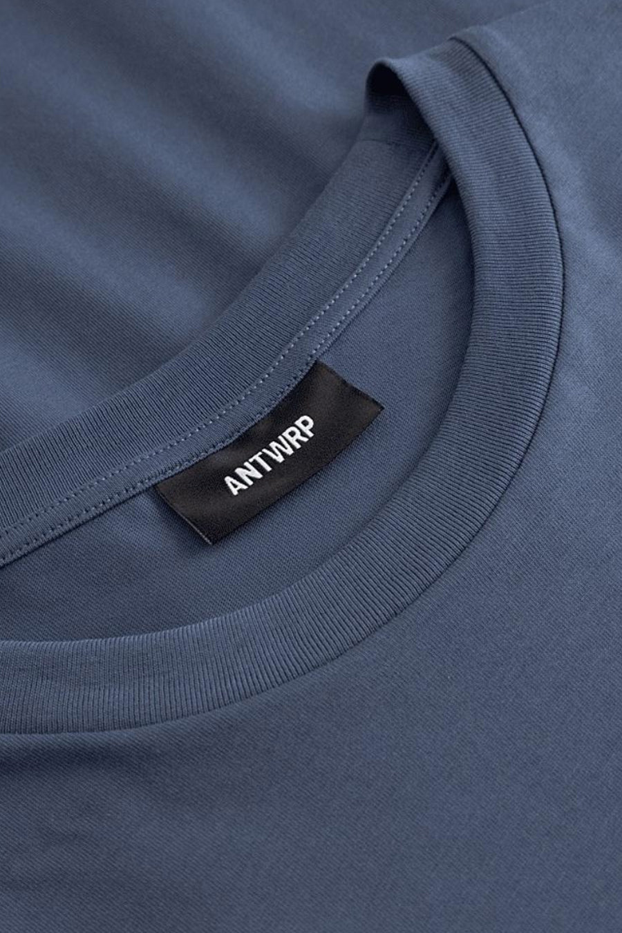 T-shirt bleu à manches courtes de ANTWRP, avec étiquette noire au col.
