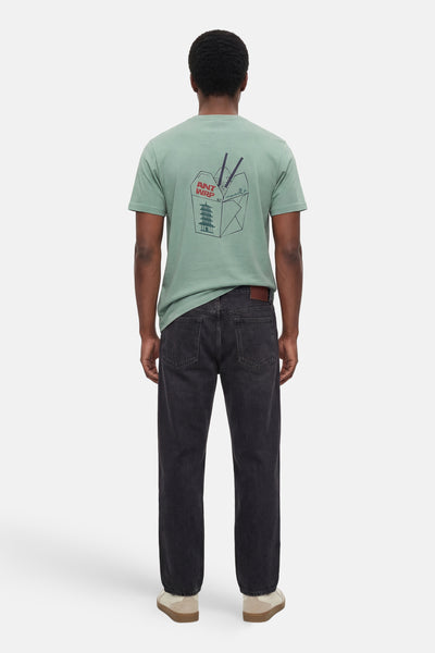 T-shirt à manches courtes vert de ANTWRP, avec motif d'un récipient de nouilles, porté avec un jean noir.