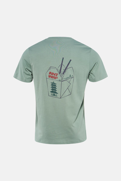 T-shirt à manches courtes vert d'ANTWRP avec un motif de nouilles chinoises sur le dos.