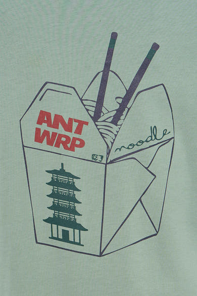 Groen T-shirt met korte mouwen van ANTWRP, met een illustratie van een Chinese noedeldoos.