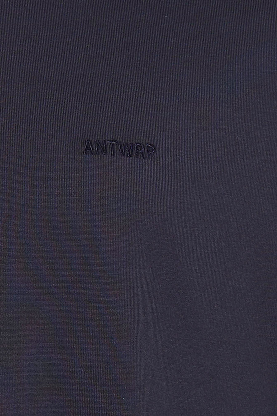 T-shirt à manches courtes bleu de ANTWRP, avec une texture subtile et le logo ton sur ton.
