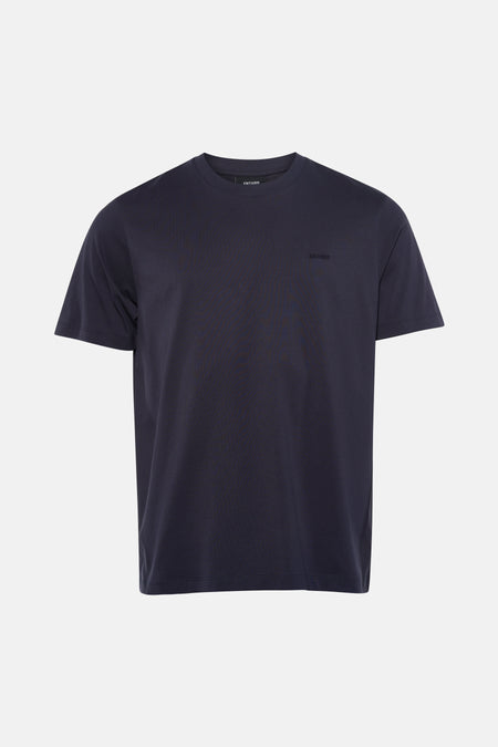Blauw T-shirt met korte mouwen van ANTWRP, met opgerolde mouwen, gedragen met een casual spijkerbroek en sportschoenen.