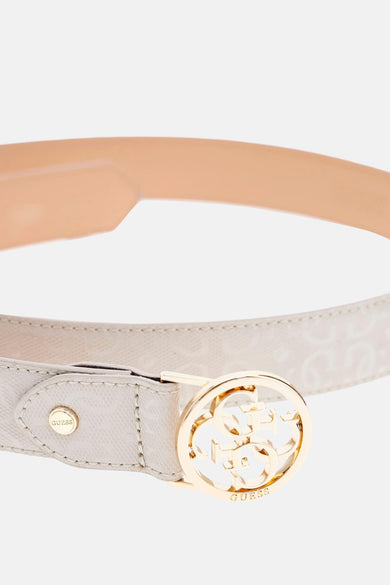 Witte Guess-riem met gouden gesp met uitgesneden logo.