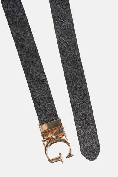 Zwarte riem met patroon, van Guess, met een gouden G-vormige gesp op een witte achtergrond.