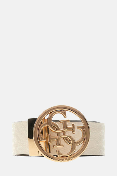 Multikleurenriem van Guess met gouden gesp met logo op een ton-sur-ton patroonachtergrond.