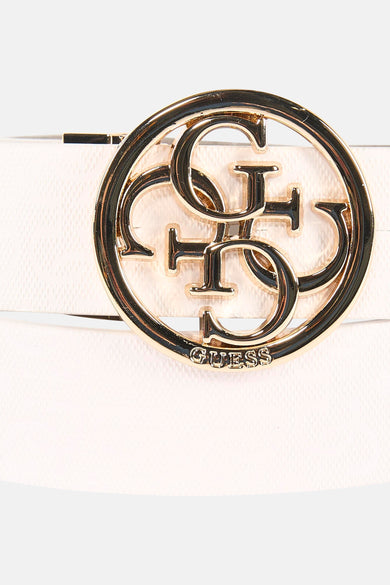 Ceinture multicolore Guess agrémentée d'une boucle dorée ornée du logo et du nom de la marque.