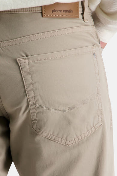 Pantalon beige de PIERRE CARDIN avec une poche arrière plaquée et une étiquette en cuir à la taille.
