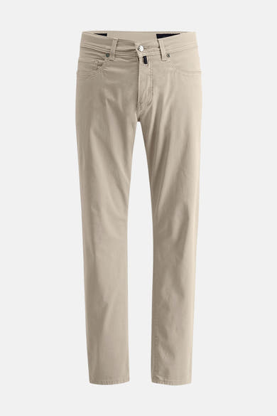 Pantalon coloré beige par PIERRE CARDIN, coupe droite et poches discrètes sur fond uni.
