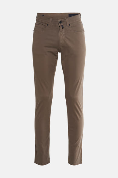 Pantalon coloré kaki de PIERRE CARDIN, coupe ajustée, poches avant et arrière, sur fond uni.