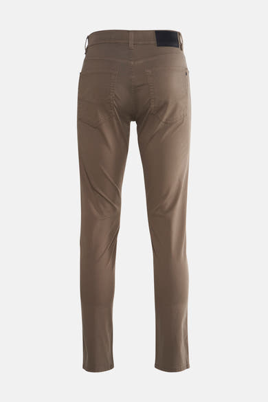 Pantalon coloré kaki par Pierre Cardin, vue arrière avec poches et étiquette de marque en cuir noir à la taille.