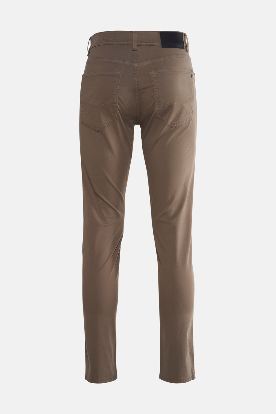 Pantalon coloré kaki par Pierre Cardin, vue arrière avec poches et étiquette de marque en cuir noir à la taille.