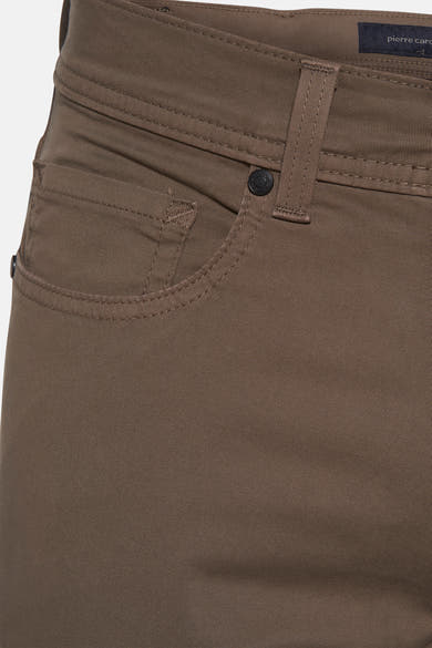 Pantalon coloré kaki de PIERRE CARDIN, avec poche gousset et passants de ceinture.