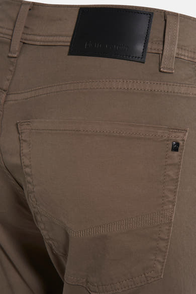 Pantalon coloré kaki de PIERRE CARDIN, avec une poche arrière carrée et un empiècement décoratif.