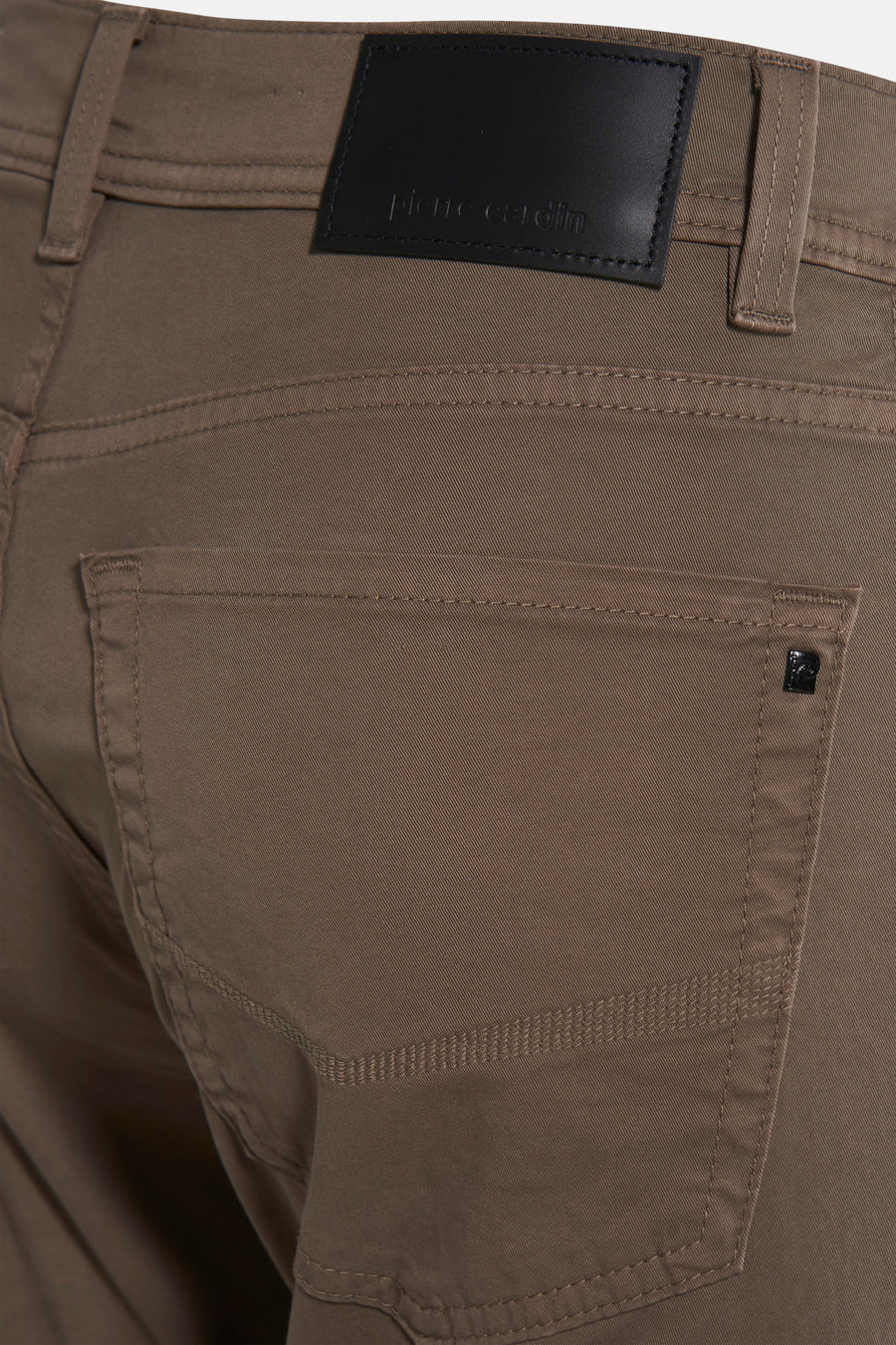 Pantalon coloré kaki de PIERRE CARDIN, avec une poche arrière carrée et un empiècement décoratif.