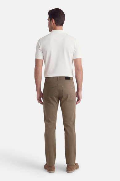 Pantalon coloré kaki de PIERRE CARDIN, coupe droite avec poches arrière, porté avec un polo blanc et des chaussures marron, vue de dos.