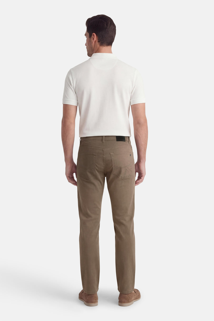 Pantalon coloré kaki de PIERRE CARDIN, coupe droite avec poches arrière, porté avec un polo blanc et des chaussures marron, vue de dos.