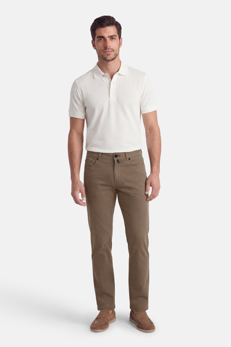 Pantalon coloré kaki de PIERRE CARDIN, porté avec un polo blanc et des mocassins marron.