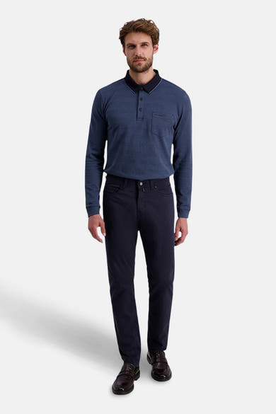 Pantalon coloré bleu de PIERRE CARDIN, porté avec un polo bleu à manches longues et des mocassins marron.