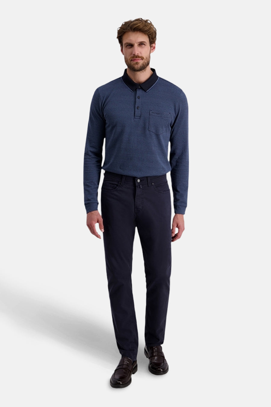 Pantalon coloré bleu de PIERRE CARDIN, porté avec un polo bleu à manches longues et des mocassins marron.