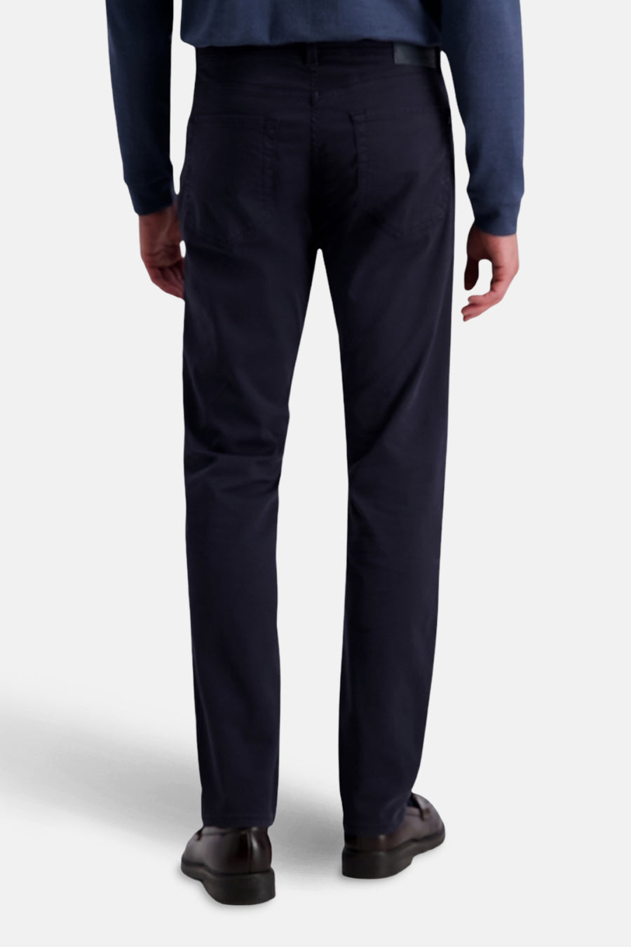 Pantalon coloré bleu par PIERRE CARDIN, coupe droite, porté avec un pull bleu foncé et des chaussures marron, vue de dos.