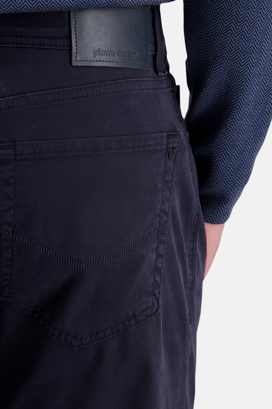Pantalon coloré bleu de PIERRE CARDIN avec poche arrière décorée de surpiqûres.